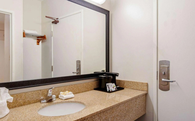 Hometowne Studios & Suites By Red Roof Washington