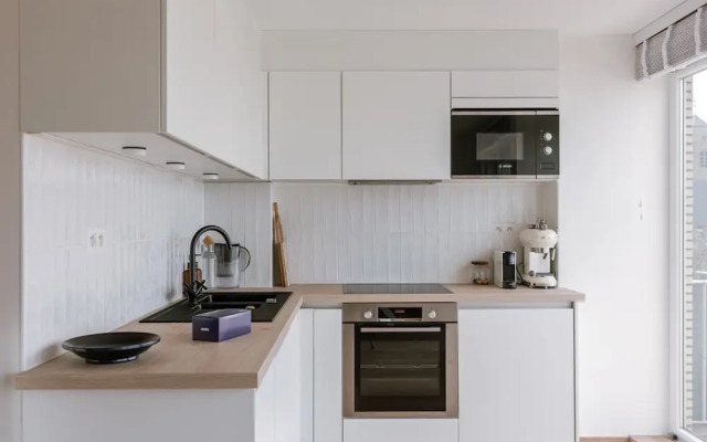 Modern Apartment With Balcony Near City Center