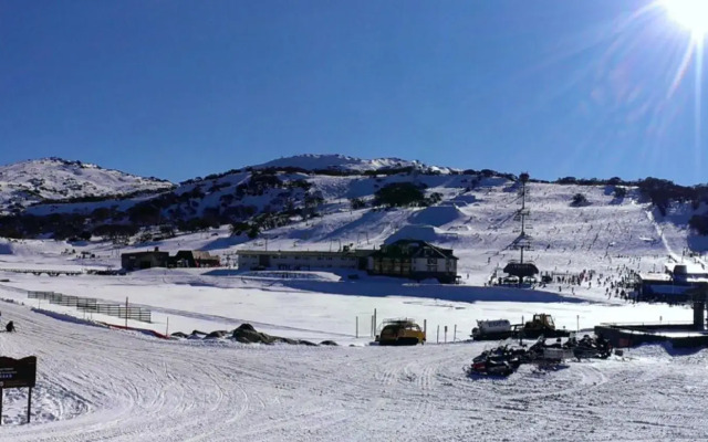 Man From Snowy River Hotel