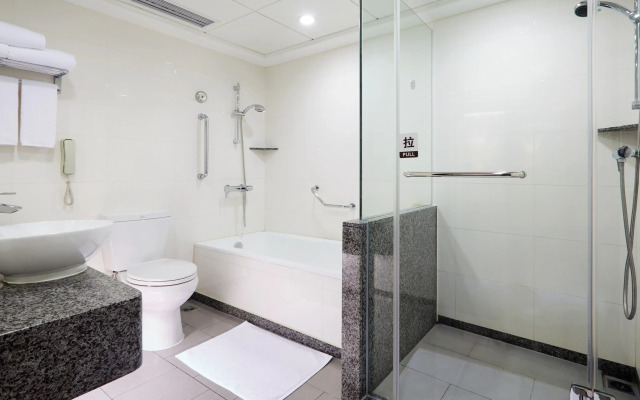 Holiday Inn Riverside Wuhan by IHG
