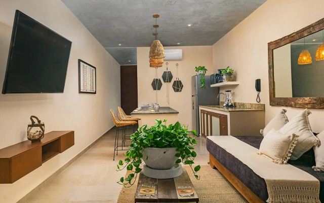 Studio wterrace, hammock, and pool access