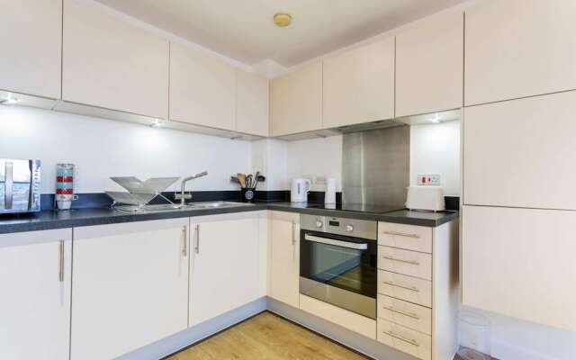 Modern 1 Bedroom Apartment Near Canary Wharf With Balcony