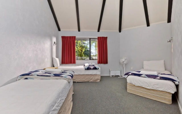 Oakwood Manor Motor Lodge