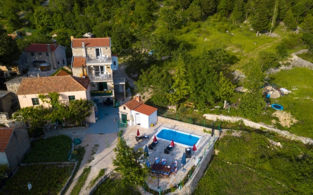 Holiday house Tonci - comfortable & surrounded by nature: Tucepi, Riviera Makarska