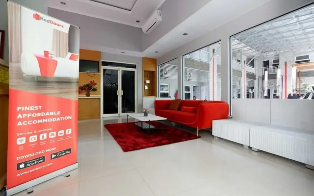 RedDoorz near Solo Square 3