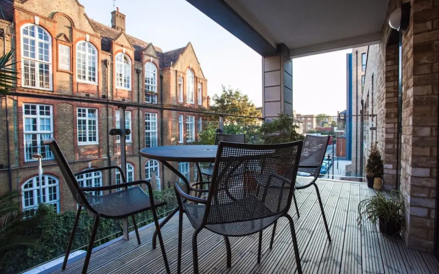 1 Bedroom Apartment Near Camberwell With Balcony