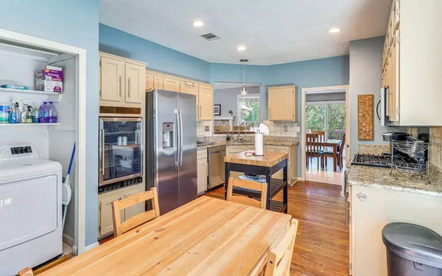 Deck & Greenbelt Access: Lovely Austin Home