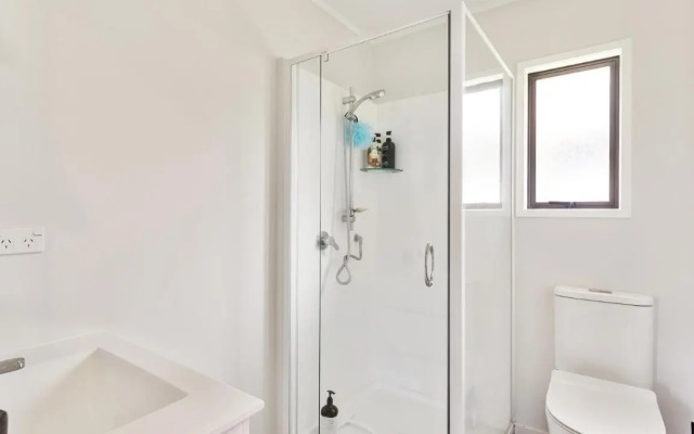 Jade Parrot - Snells Beach Holiday Home
