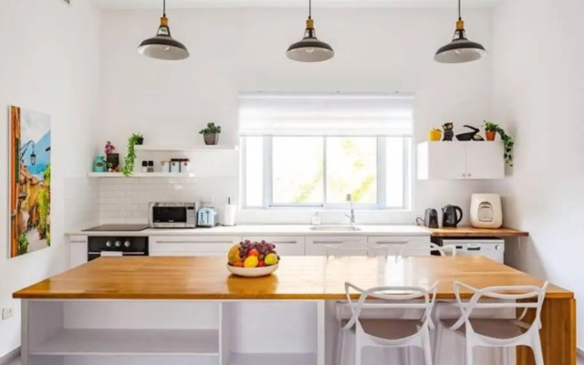 Beautifully Renovated 2BR with Balcony Beachfront*