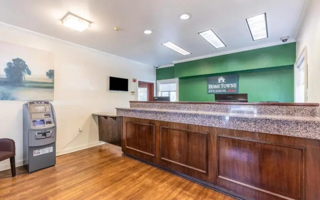 HomeTowne Studios by Red Roof Orlando - Casselberry