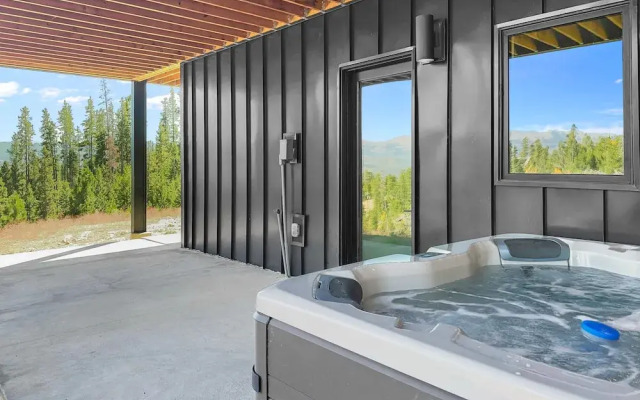 Mountain Vista 3 Bedroom Chalet by RedAwning