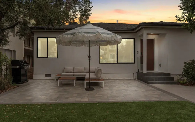 3BR House Fully Renovated 2025 Fenced Yard Patio Carport in Noho Arts District p85