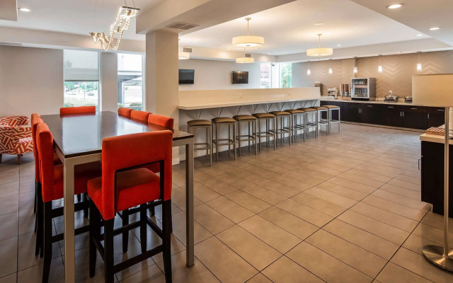 La Quinta Inn & Suites by Wyndham Tulsa Downtown/Route 66