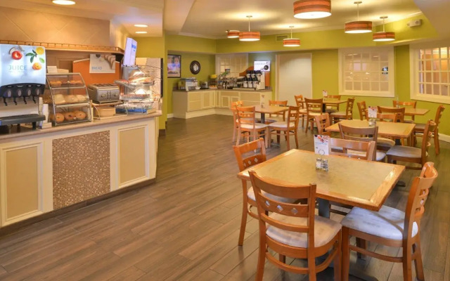 Holiday Inn Express & Suites St Joseph by IHG