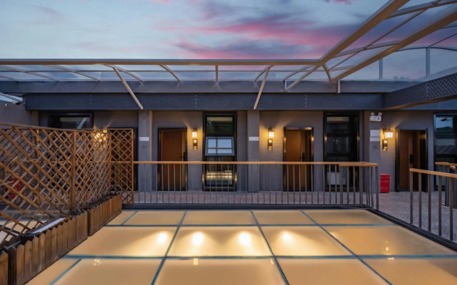 Qiuguo Hutong Courtyard Hotel