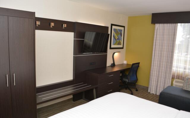 Holiday Inn Express & Suites Waterville - North, an IHG Hotel