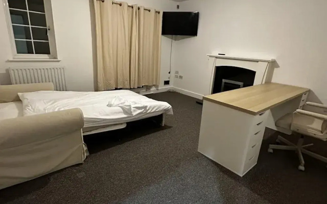 Stunning 5-bed House in Peterborough, Host 15 g