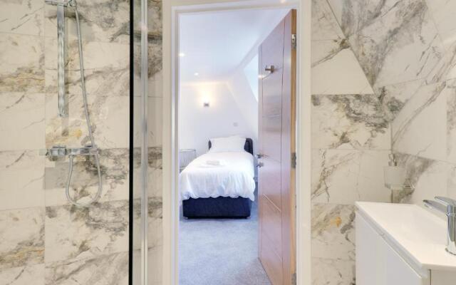 Master accommodation suite 9 With roof top views