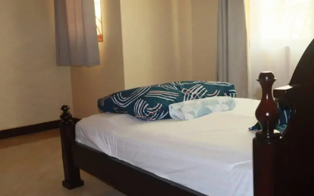 Kampala 5-beds, Sleeps 8 With Garden & Parking