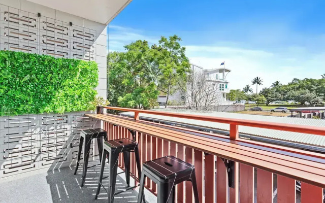 Modern Apartment with Esplanade Views