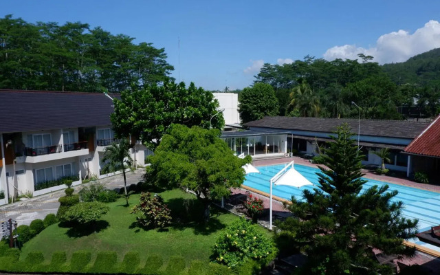 Front One Resort Magelang