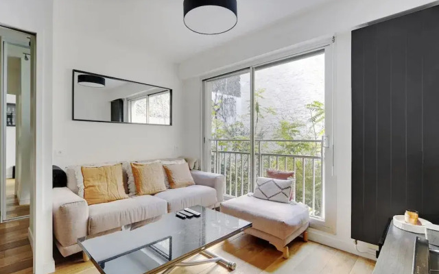 Modern Brunel Classic 1 Bed Apt With Balcony in Paris