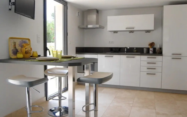 House With one Bedroom in Saint-marc-jaumegarde, With Pool Access, Enc
