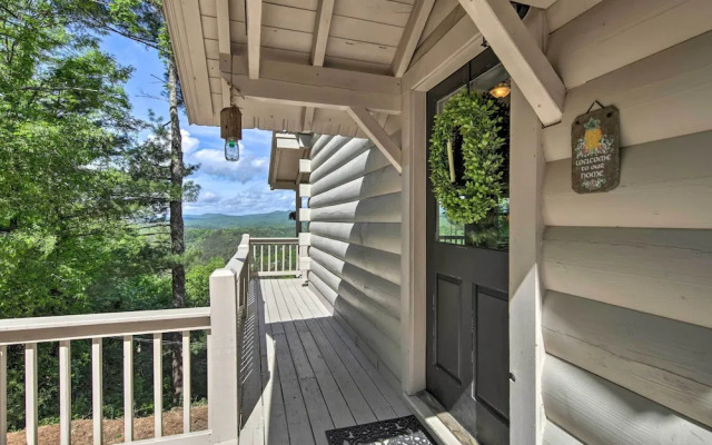 Treetop Hideout w/ Long-range Mountain Views!