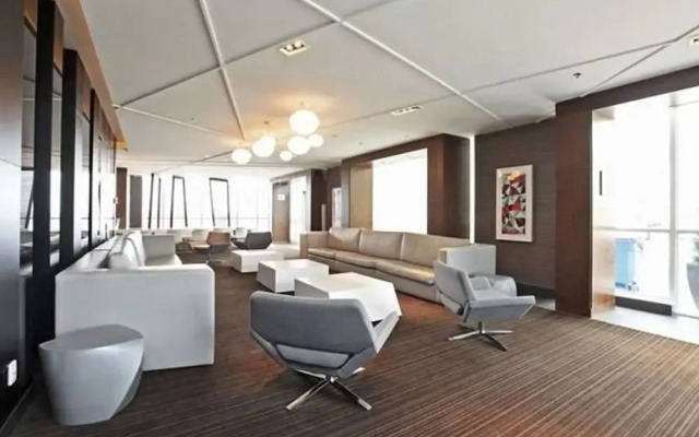 Executive 2 Bedroom Condo Across CN Tower