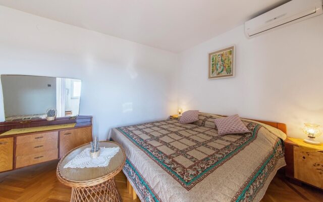 Awesome apartment in Rovinj w/ 3 Bedrooms