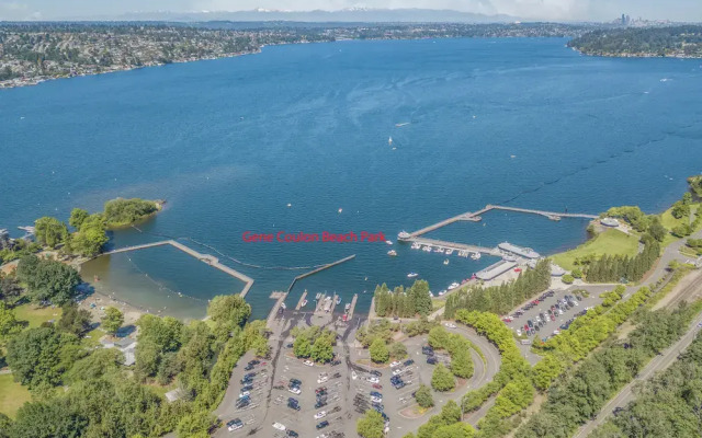 Renton Lakeside Oasis, Lakeview, 4B 2.5B, Spacious
