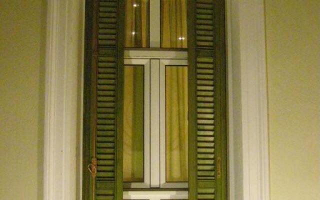 Room "frog" in a neoclasical house