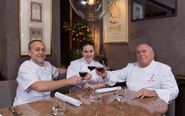 Crossbasket Castle Hotel & Restaurant