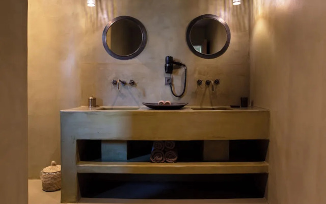 Life Gallery Hotel