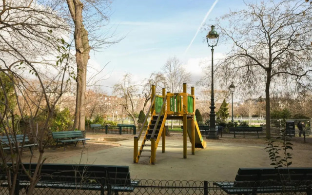 Modern Family Apartment Next To The Eiffel Tower