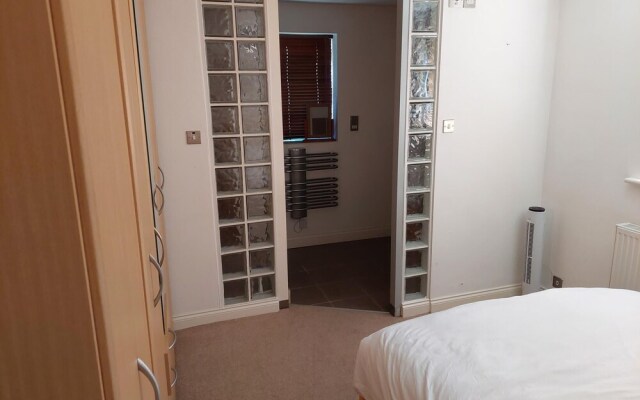Beautiful 1bed Apartment With a Back Garden