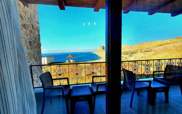 Yeşilsu taş konağı