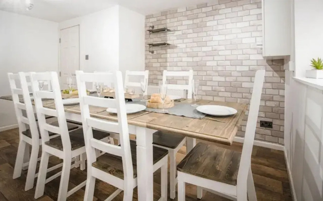 Beautiful 4BD Family Home Burley Leeds