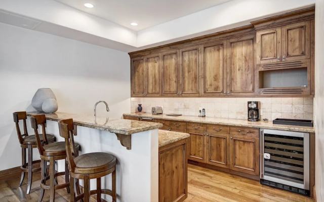 5BR Alpine Luxury Home with Private Hot Tub by RedAwning - Save 20% on 7+ Nights!