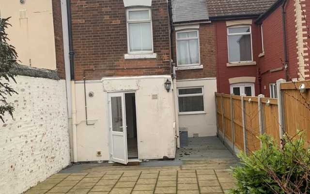 3br-sleeps7-garden-parking