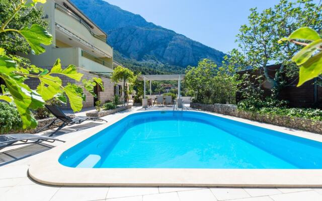 Beautiful Home in Makarska With Wifi and 4 Bedrooms