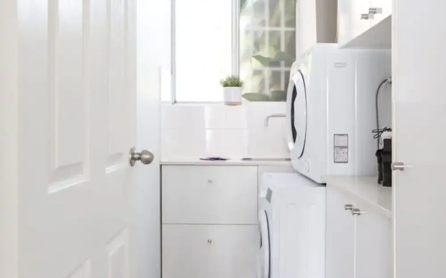 Sunny Apartment in Quiet and Green Neighbourhood