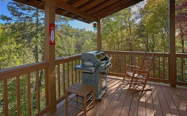 4BR Cabin w Private Pool & Hot Tub