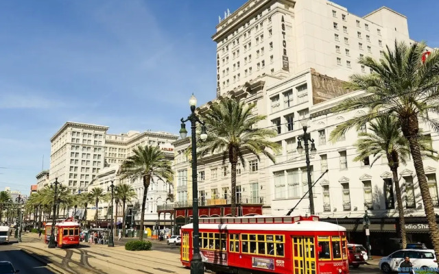 2BD Spacious condo Steps from ST Charles