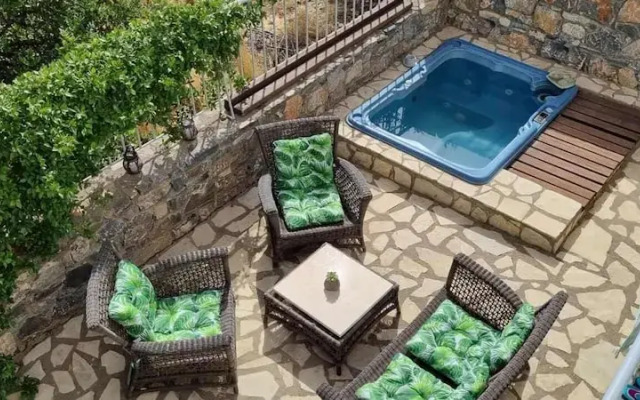 Plaka-sleeps4-parking-pool-hottub-seaviews