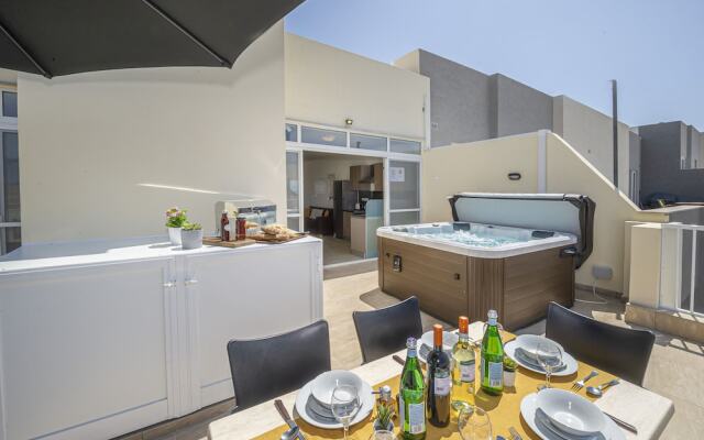 Summer Breeze Penthouse with large Terrace and Hot Tub by Getaways Malta