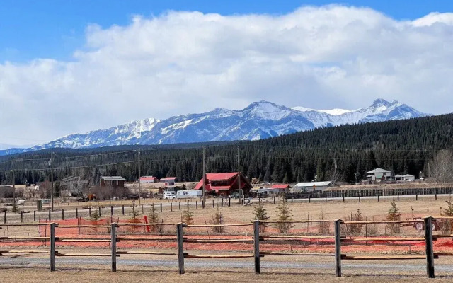 LUXURIOUS 5-Br Acreage | Year-Round Heated Pool & HotTub | Mtn View | Pool Table
