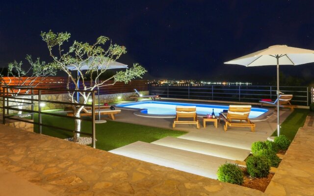 Beautiful Home in Kastel Sucurac With 3 Bedrooms, Wifi and Outdoor Swimming Pool