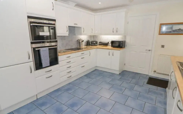 3 Strawberry Close