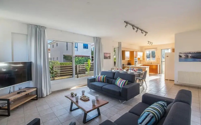 Villa Renee AQ Ni38b